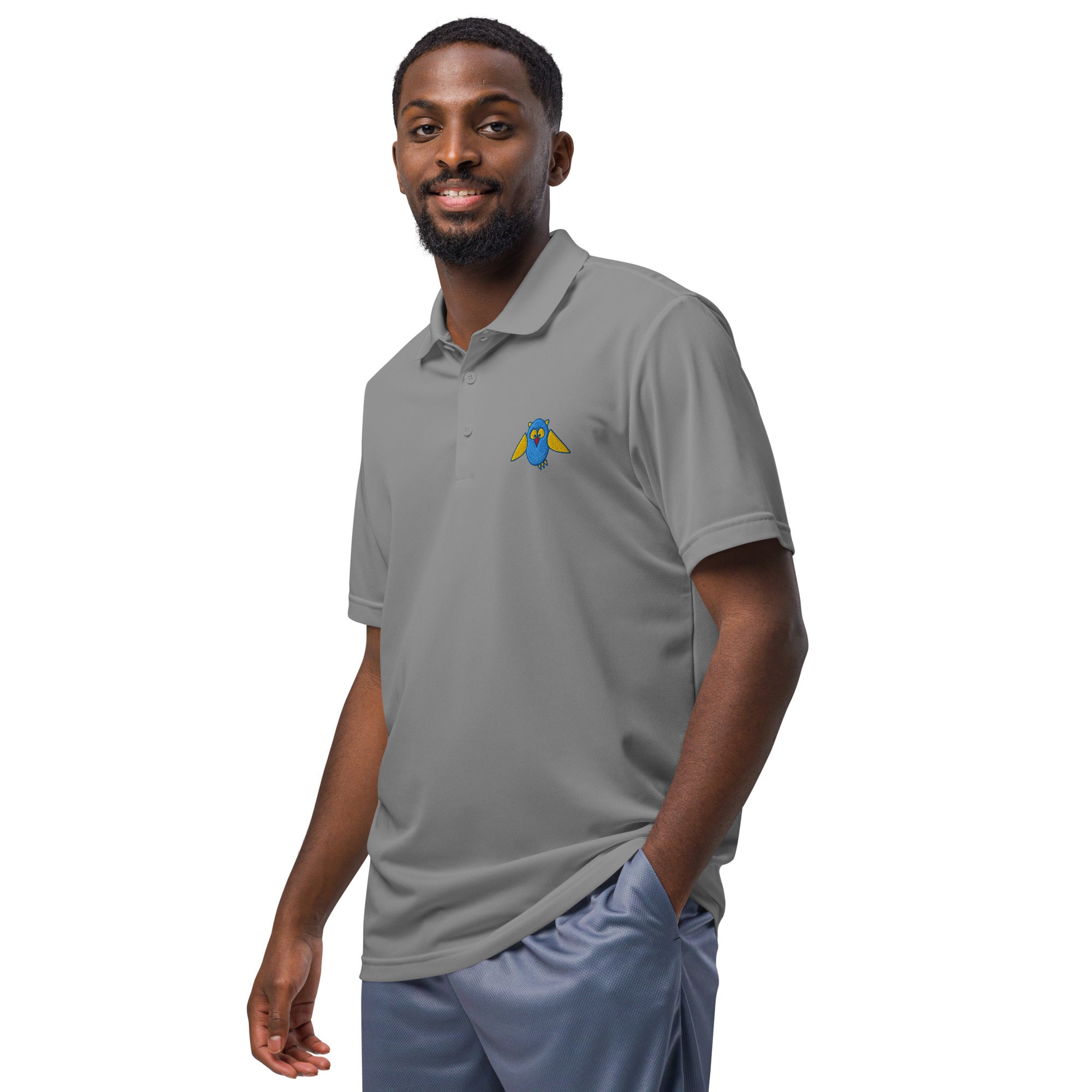 Adidas Schwarzwald Polo mit gestickter Eule, Herrenmodell, Grau, nach links gedreht