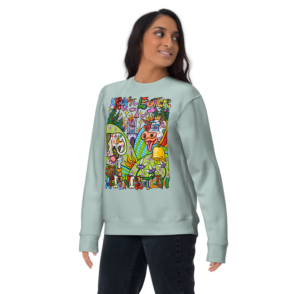 Alpenprotein Psychedelic Sweatshirt in Agave, getragen von einem Damenmodell in Dreiviertelansicht