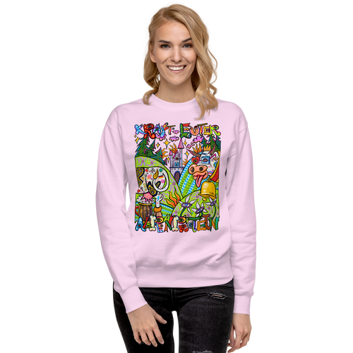 Alpenprotein Psychedelic Sweatshirt in Lavendel, getragen von einem Damenmodell, Frontansicht