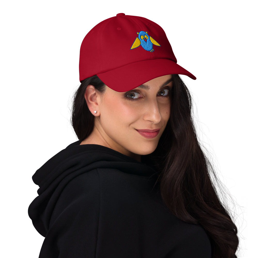 Baseballcap in Cranberryrot mit gesticktem Eulenlogo, getragen von einem Damenmodell, Frontansicht