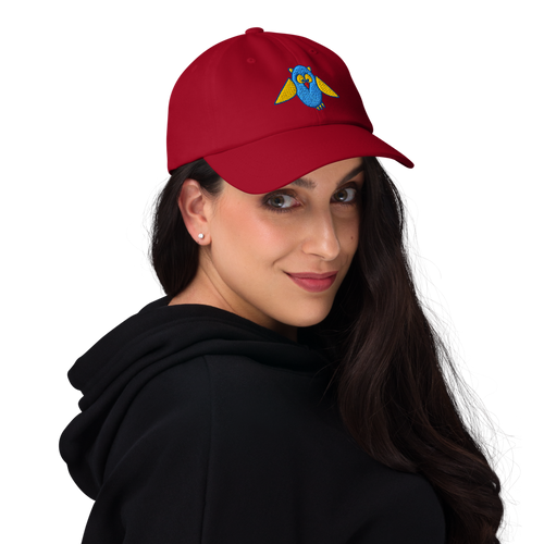 Baseballcap in Cranberryrot mit gesticktem Eulenlogo, getragen von einem Damenmodell, Frontansicht