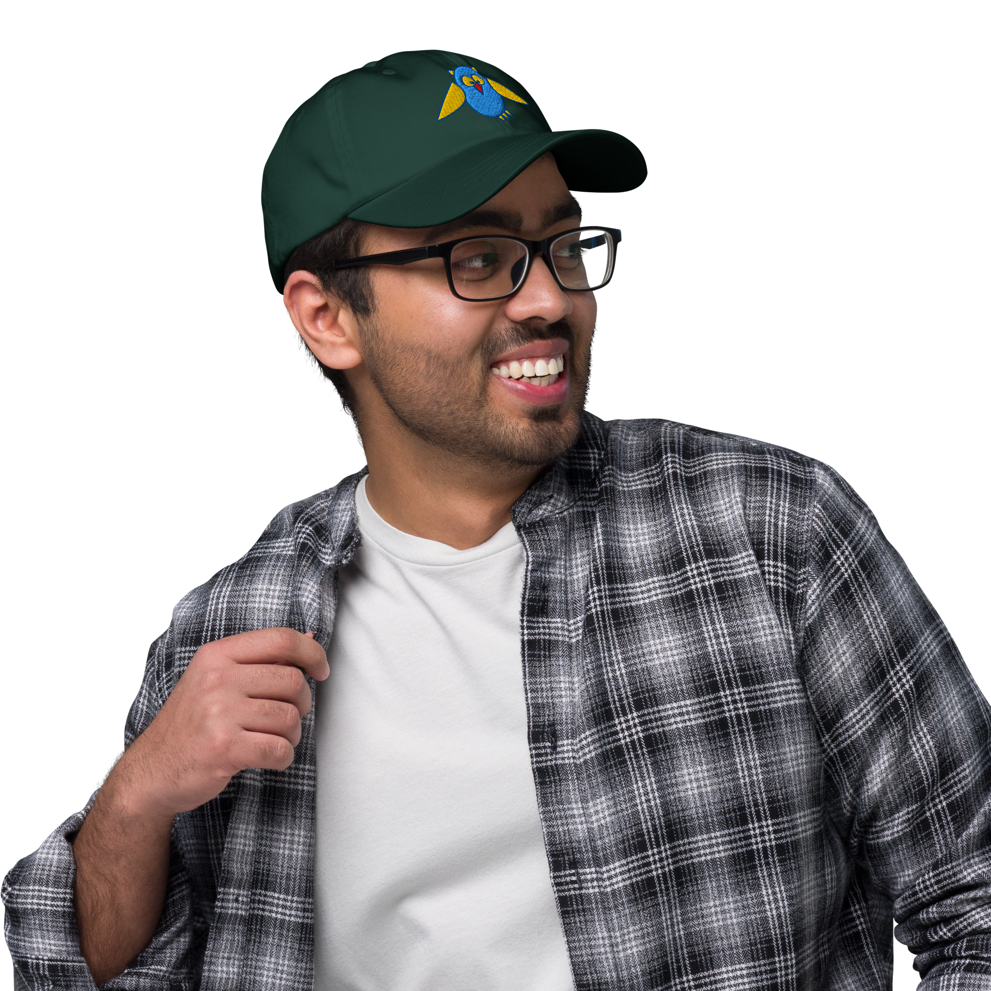 Baseballcap in Fichtengrün mit gesticktem Eulenlogo, getragen von einem Herrenmodell in Dreiviertelansicht von rechts