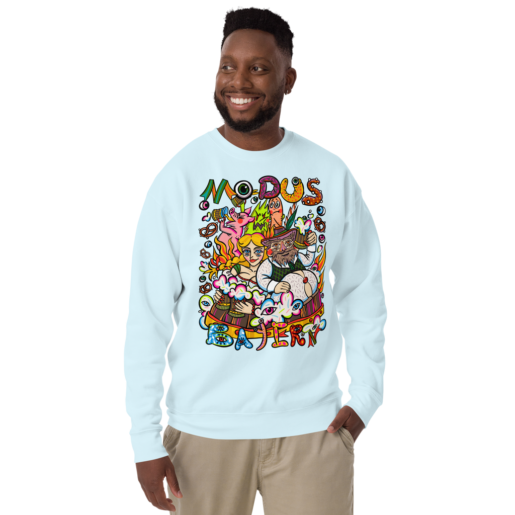 Modus Bayern Psychedelic Sweatshirt in Himmelblau, getragen von einem Herrenmodell, Frontansicht