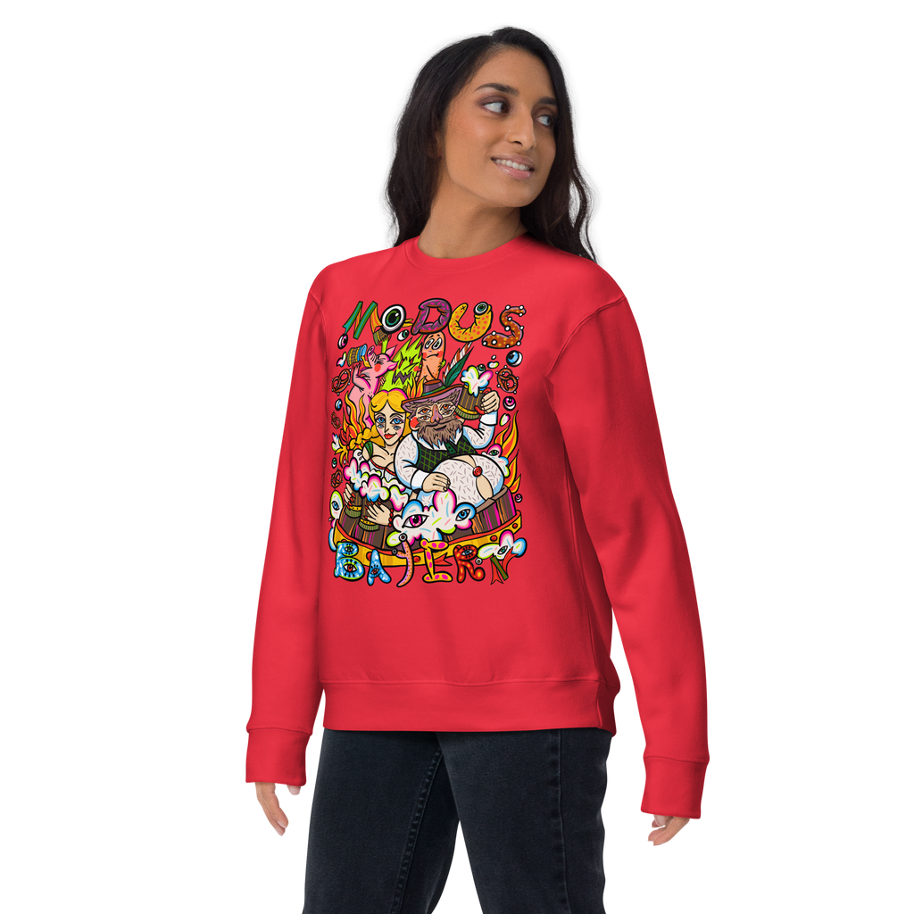Modus Bayern Psychedelic Sweatshirt in Rot, getragen von einem Damenmodell in Dreiviertelansicht