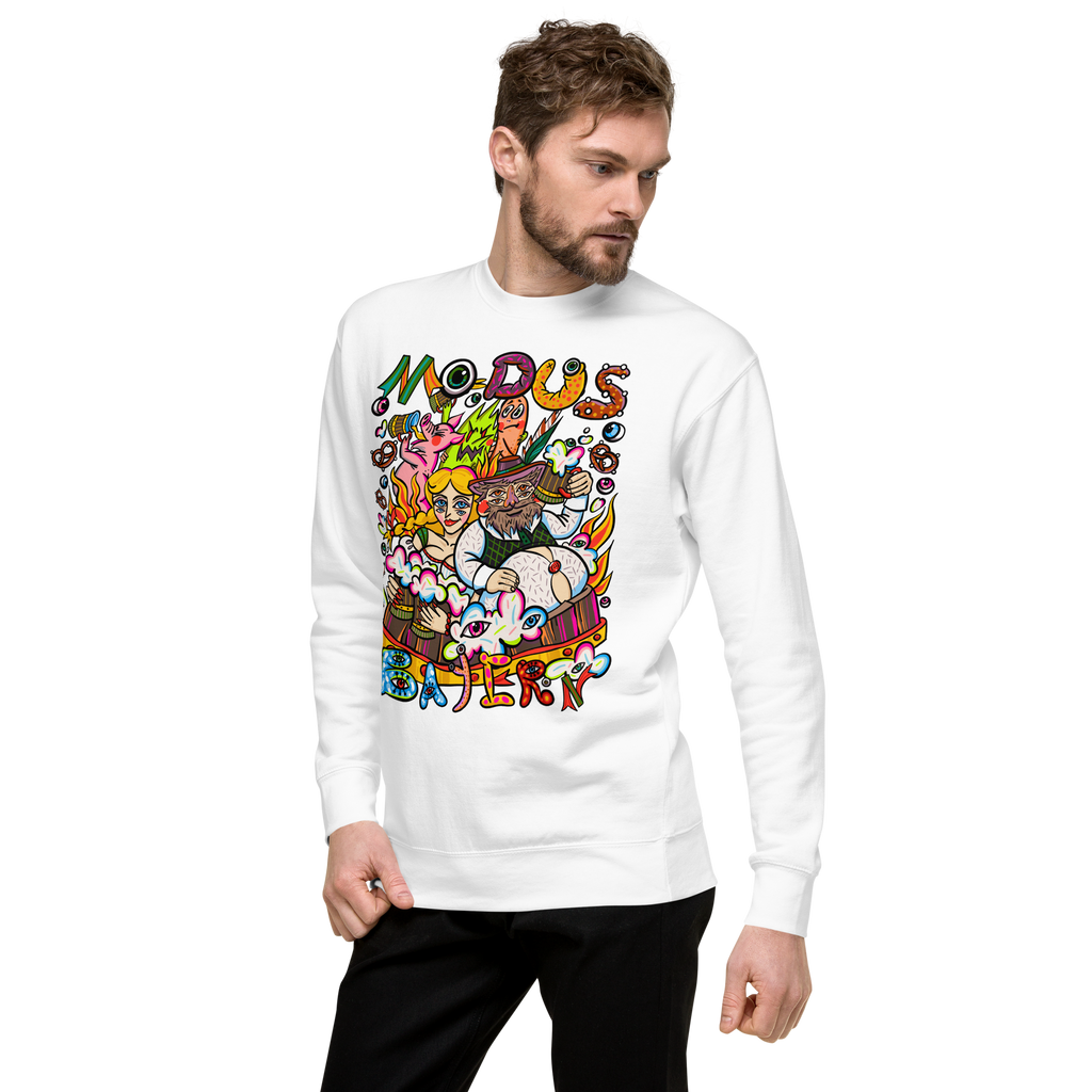 Modus Bayern Psychedelic Sweatshirt in Weiß, getragen von einem Herrenmodell in Dreiviertelansicht