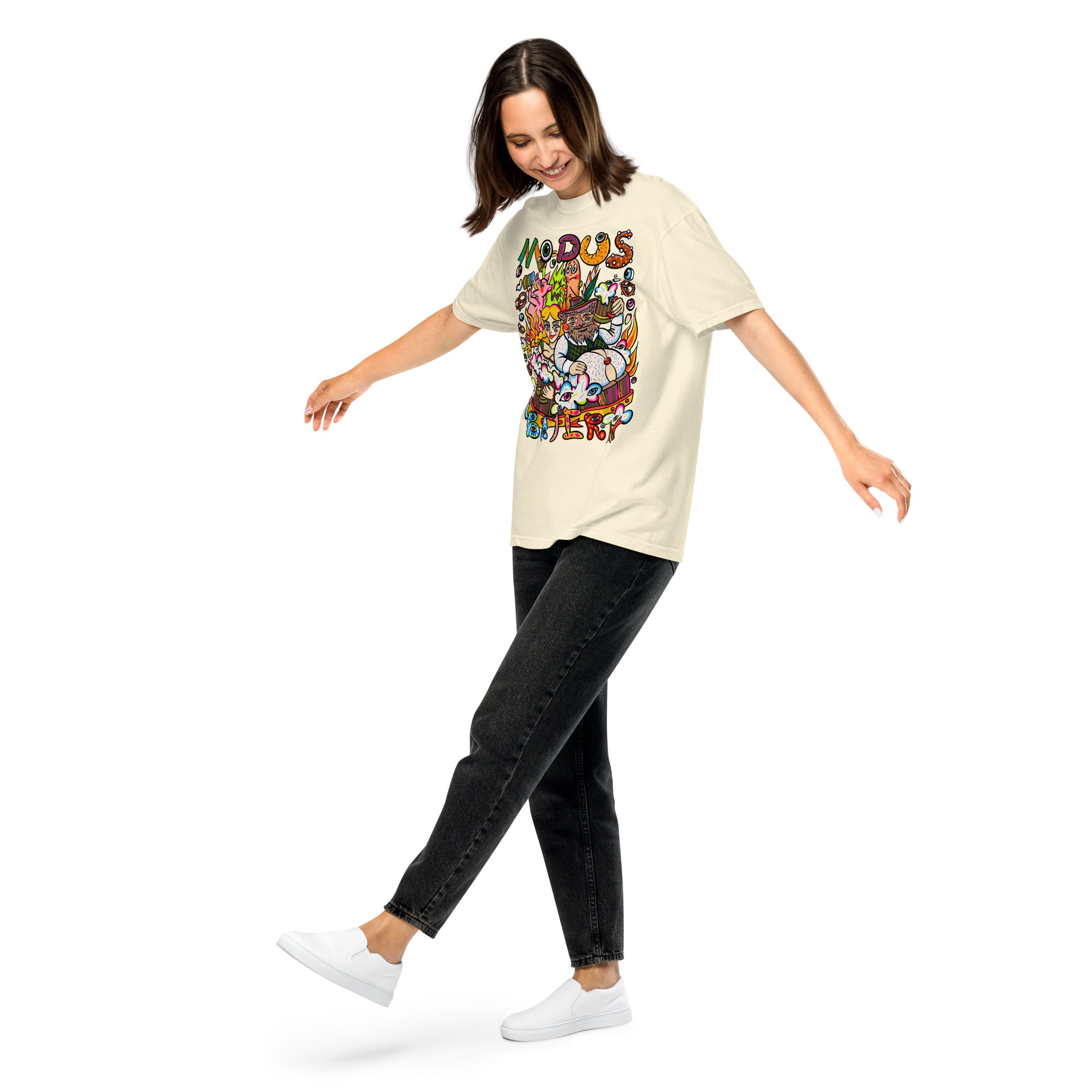Modus Bayern Psychedelic T-Shirt, Damenmodell, Elfenbein, Frontansicht in Bewegung